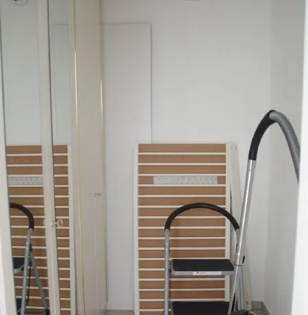 Ankleidezimmer mit Schrank