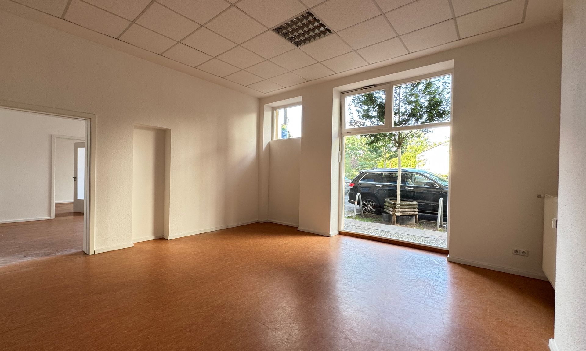 Großzügiges Gewerbe mit auffälliger Schaufensterfront !