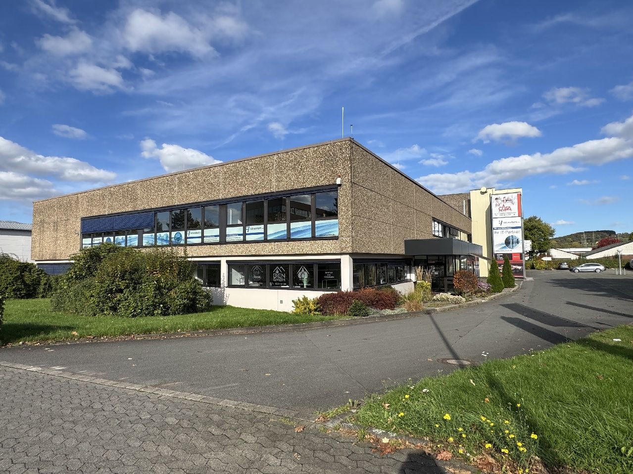 Zufahrt zum Bürohaus in guter Sichtlage