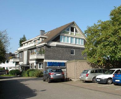 Voll vermietetes Wohn-/Geschäftshaus mit Lagerhalle, Stellplätzen und Garagen in Rtg.-Tiefenbroich