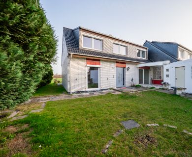 Saniertes Einfamilienhaus: 5 Zimmer mit Garten, Terrasse & Vollunterkellert in Jüchen – 127 m²