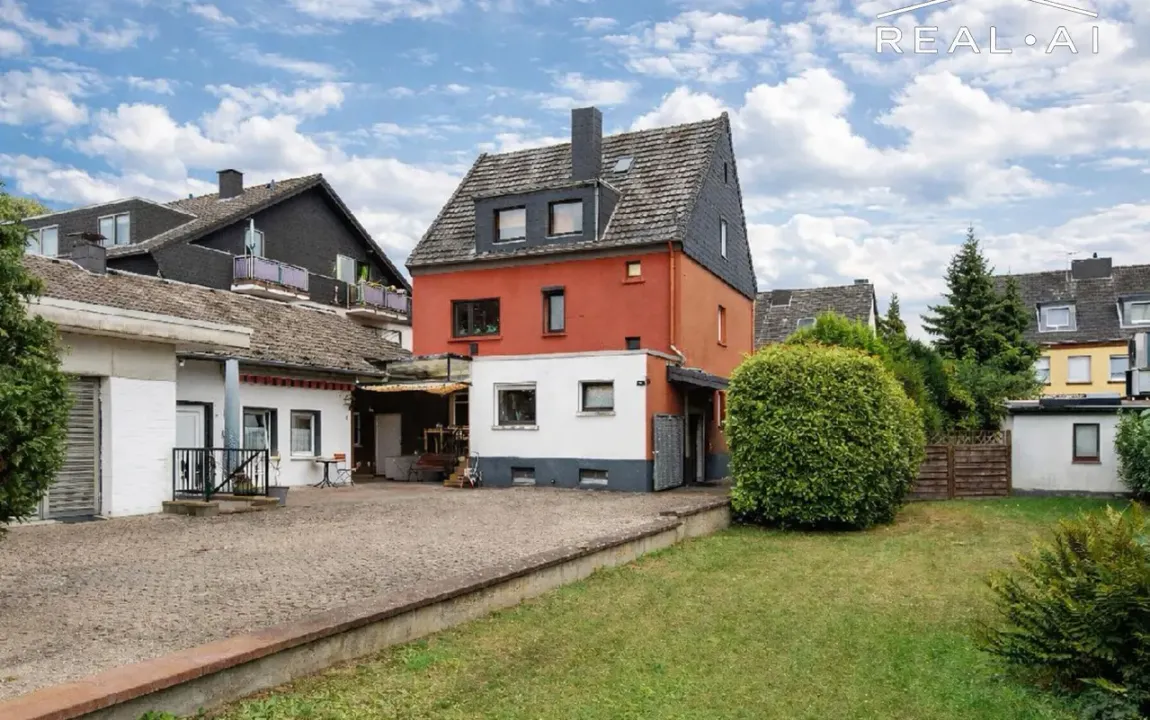 Wohnen und Arbeiten unter einem Dach: 2-3-Familienhaus mit großem Flächenangebot