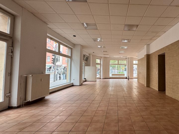 Auffälliger Eckladen mit riesiger Schaufensterfront zur flexiblen Nutzung !