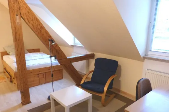 Angenehm und freundlich möblierte Altbauwohnung in sehr naher Bahnhofslage von Freiburg für 3- 12 Monate