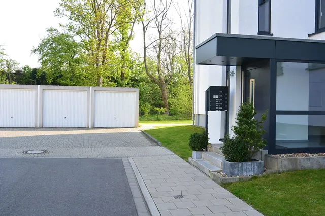 Garage + Stellplatz (rechts)