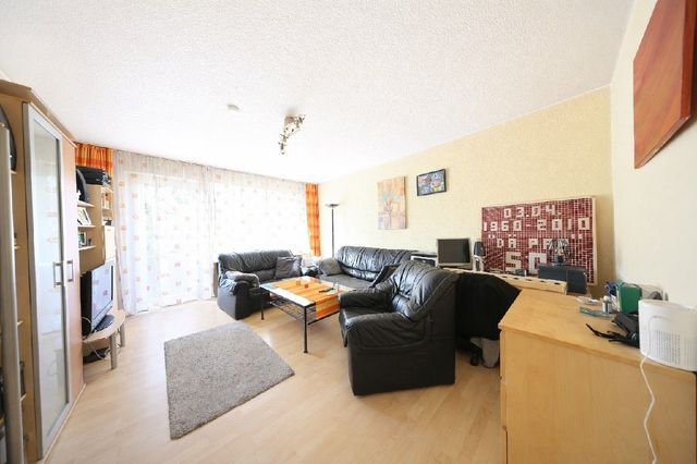 Wohnen mit Zugang zur Loggia mit Markise