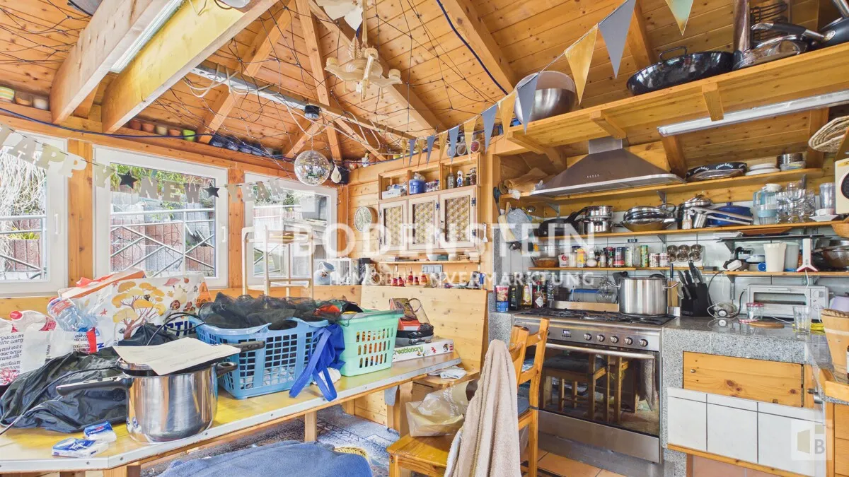 Grillhaus Küchenbereich mit Kamin zum Heizen