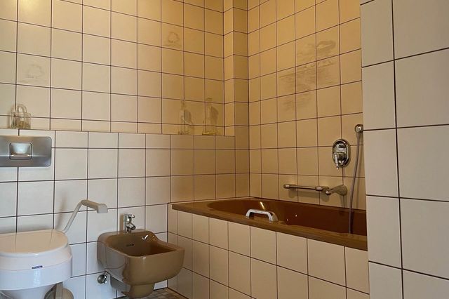 Bad mit Wanne und Bidet (EG)