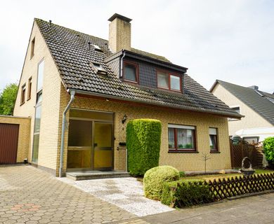 Rheinberg-Borth: Freistehendes Ein-/Zweifamilienhaus in guter Nachbarschaft