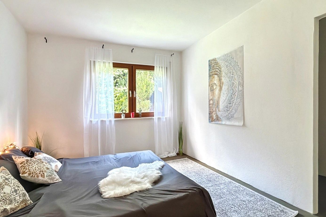Modern eingerichtetes Wohnzimmer nach Home Staging – Immobilienmakler Siegburg