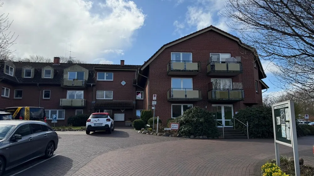 Straßenansicht mit Haupteingang