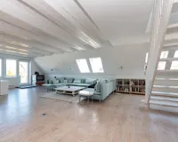 Großzügiges Wohnzimmer mit Kaminofen und viel Licht