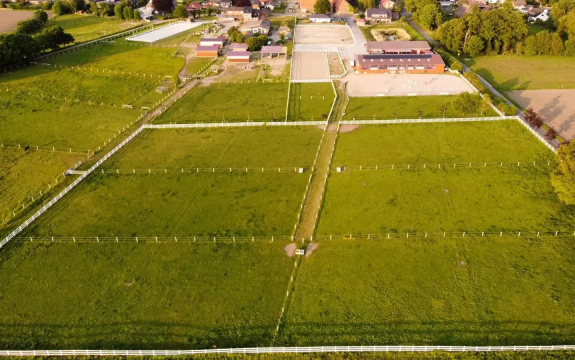 Reitanlage mit Halle und zwei Reitplätzen zu verkaufen