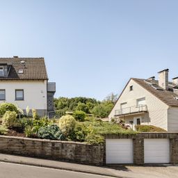 Wo Fernsicht beeindruckt und die Lage überzeugt: Einfamilienhaus mit großem Grundstück