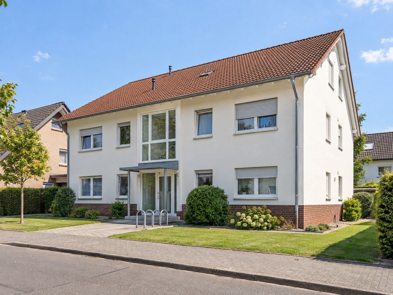 Gepflegtes Mehrfamilienhaus (KI-Visualisierung)