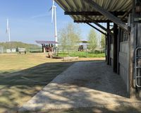 Freifläche mit Futterautomat 1-2