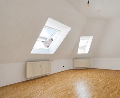 Helle ca. 45m² große 2-Zimmer-Dachgeschosswohnung mit Tageslichtbad - Photo 4