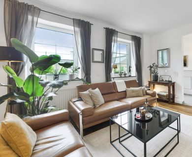 Symbiose aus Historie & Moderne: Saniertes Schmuckstück mit neuer Etage & XXL Parkgrundstück