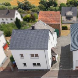 Zwei sanierte Zweifamilienhäuser mit großer Scheune auf einem Grundstück mit Fernblick auf Limburg!
