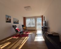 Wohnzimmer mit Balkonaustritt