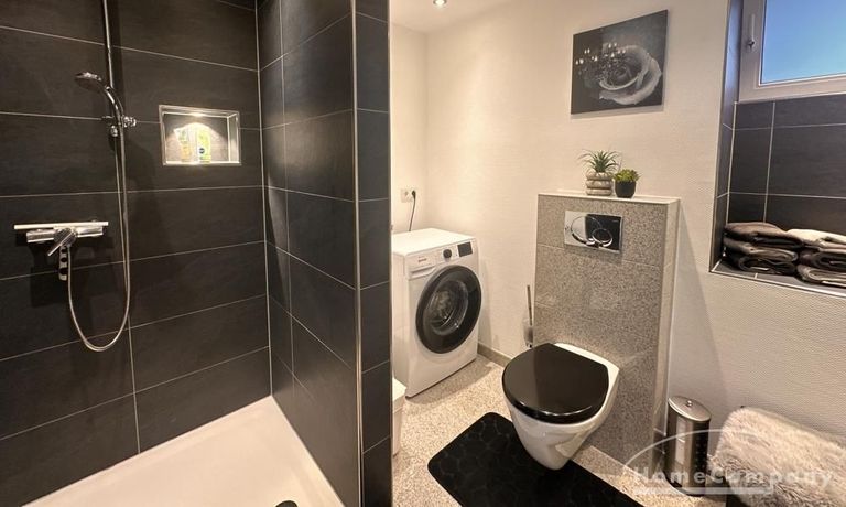 Tageslichtbad mit Dusche und Waschmaschine