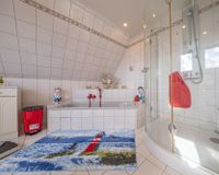 Mit Dusche und Wanne