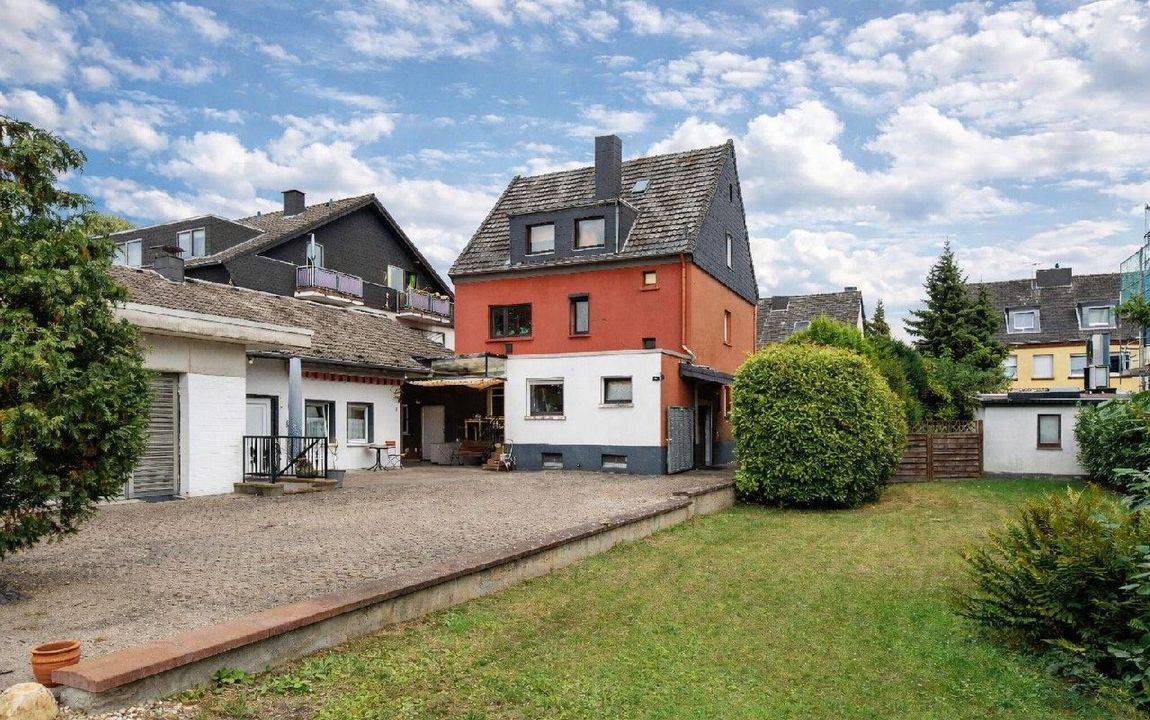 Kapitalanlage mit Entwicklungspotenzial: 2-3-Familienhaus + Nebengebäude