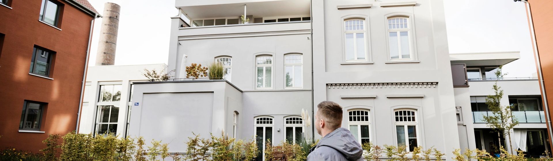 Außenansicht eines Wohngebäudes während einer Besichtigung