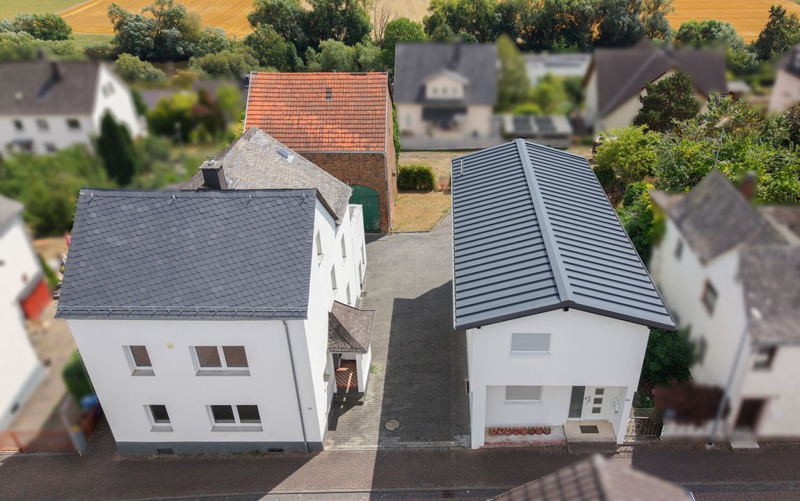 Zwei sanierte Zweifamilienhäuser mit großer Scheune auf einem Grundstück mit Fernblick auf Limburg!