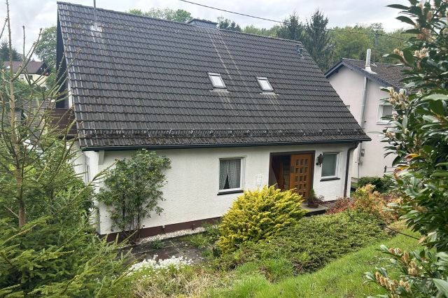 vom Garten auf das Haus geblickt