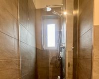 großzügige Dusche