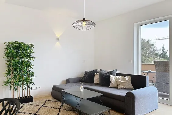 Modern möblierte 3-Zimmer-Wohnung mit Balkon in Sendling