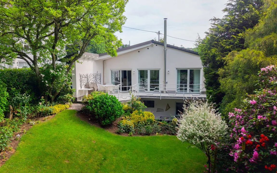 Großzügiges Einfamilienhaus mit Einliegerwohnung und parkähnlichem Garten in Kirchen