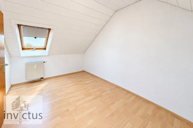 Kinderzimmer / Büro im DG