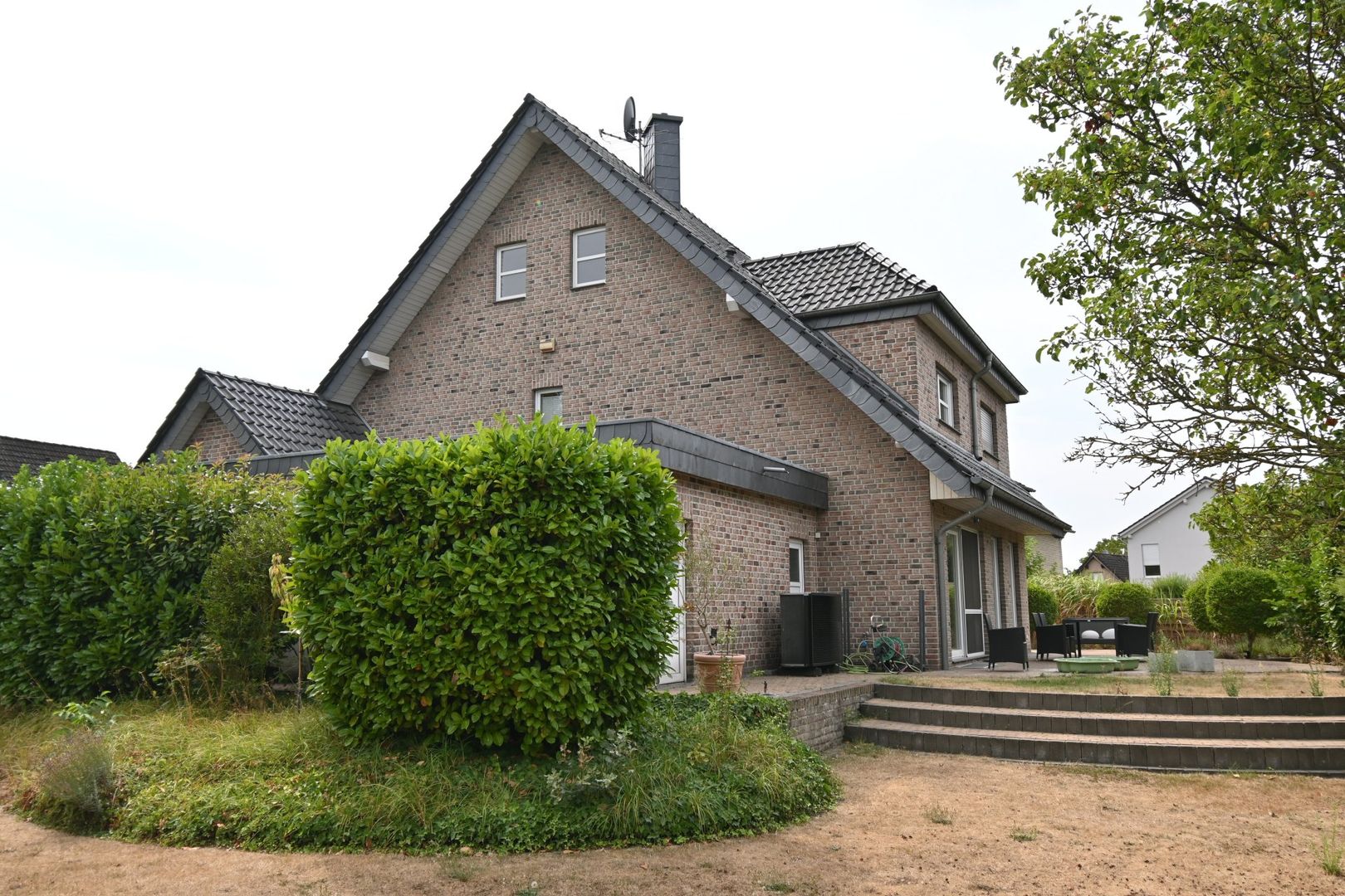 * Großzügiges Einfamilienhaus im Süden von Duisburg – mit Photovoltaik, Wärmepumpe, Ausbaureserven *