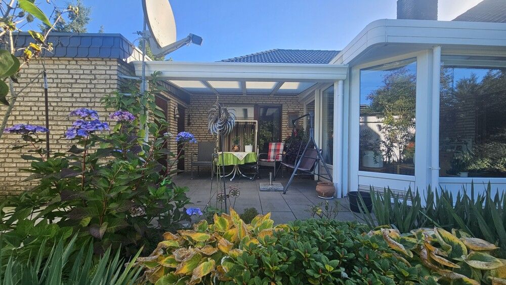 rückwertige Ansicht vom Haus mit Blick auf die Terrasse