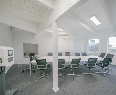 Arbeiten mit Weitblick – Bürofläche mit Dachteich in modernem Gebäude