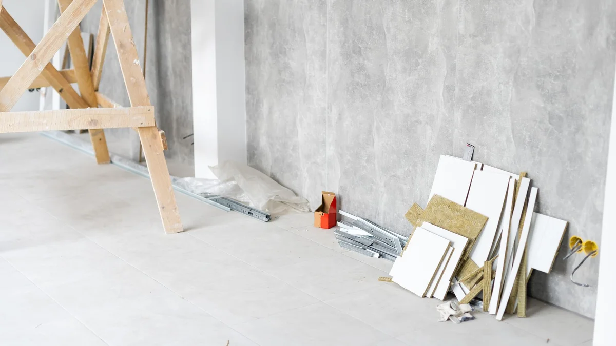 Innenraum während der Sanierung mit Baumaterial