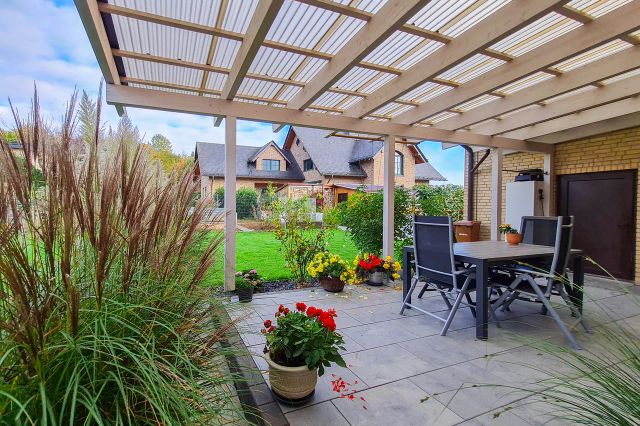 Terrasse hinter dem Haus