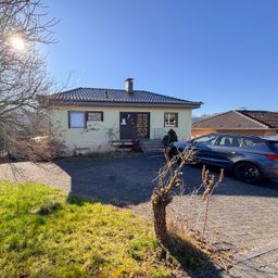 Attraktiver Bungalow mit sonnigem Balkon und toller Aussicht in ruhiger Lage von Windeck!