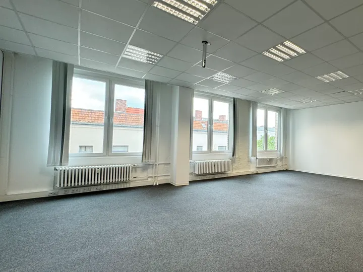 Einzelbüros zur Vermietung in gepflegtem Bürogebäude !
