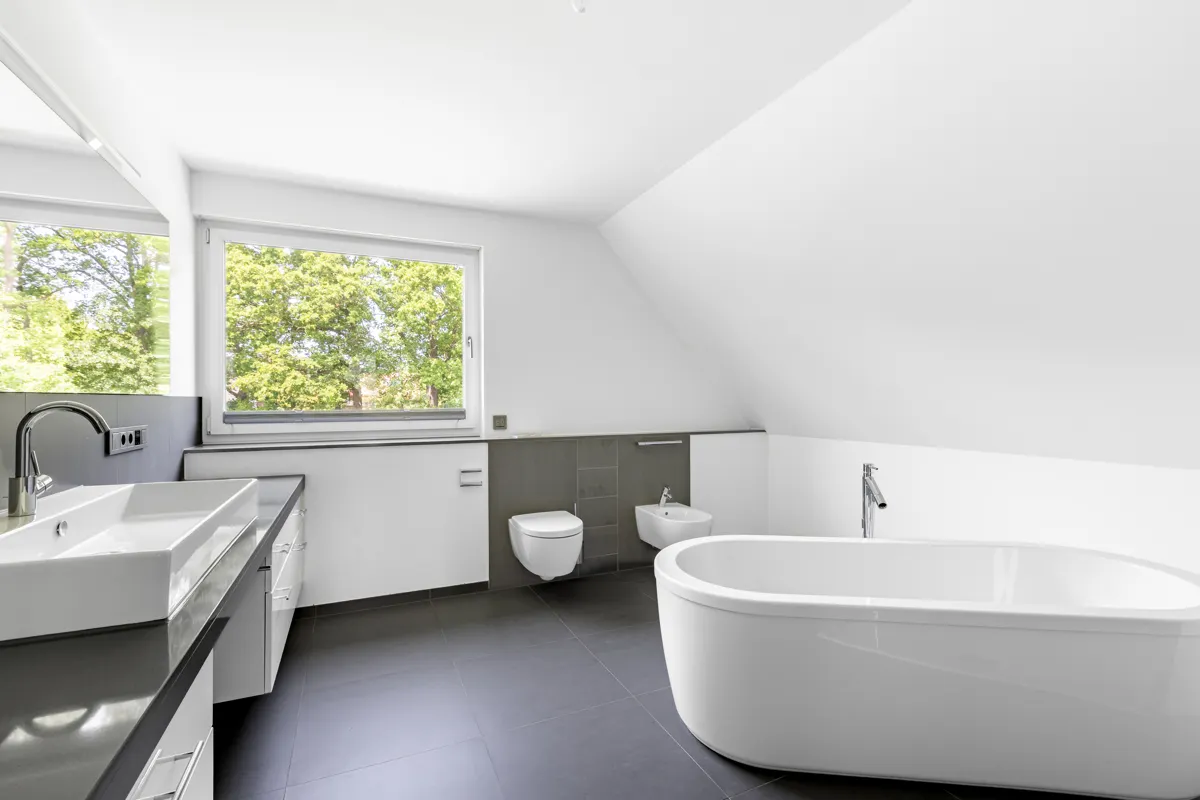 Das großzügige Badezimmer...