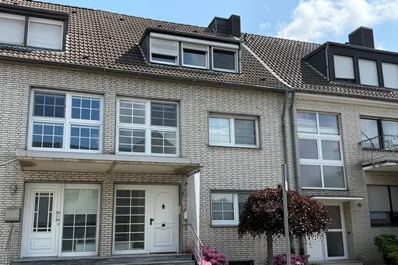 Einfamilienhaus mit Einliegerwohnung, Garage, Balkon und ausgebautem Dachstudio