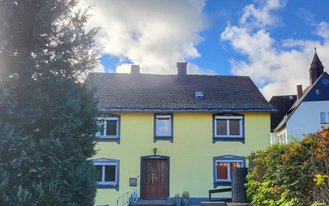 Freistehendes Altbau-Haus mit großem, bebaubarem Grundstück & Garagen in ruhiger Lage mit tollem Ausblick – ideal als Renovierungsprojekt