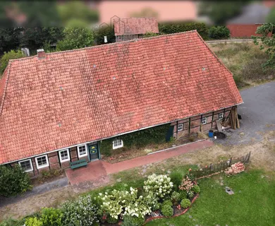 Großzügiges Grundstück mit denkmalgeschütztem Fachwerkhaus und Nebengebäude