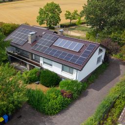 Geräumiger Bungalow mit Pool, Doppelgarage und Photovoltaikanlage in Ortsrandlage von Altenkirchen!