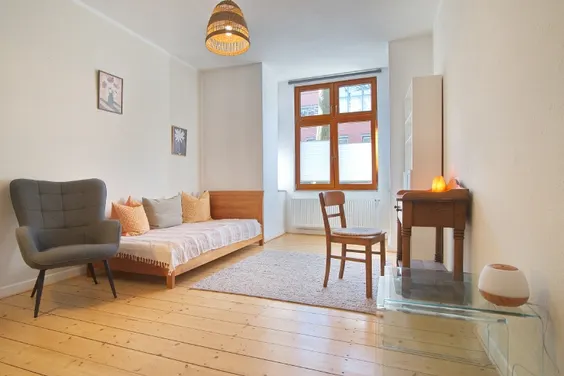 Appealing, generously proportioned apartment with balcony and wooden floorboards, in an older building in popular Ehrenfeld
