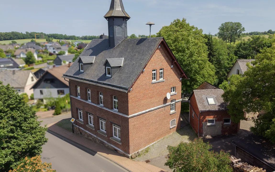 Ehemalige Schule mit vermietetem Nebengebäude – Wohnen & Vermieten kombinierbar! Nähe Hachenburg!