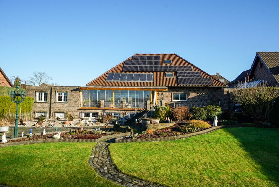 Kerken-Eyll: Hochwertiges Zweifamilienhaus in schöner Lage mit Traumgrundstück