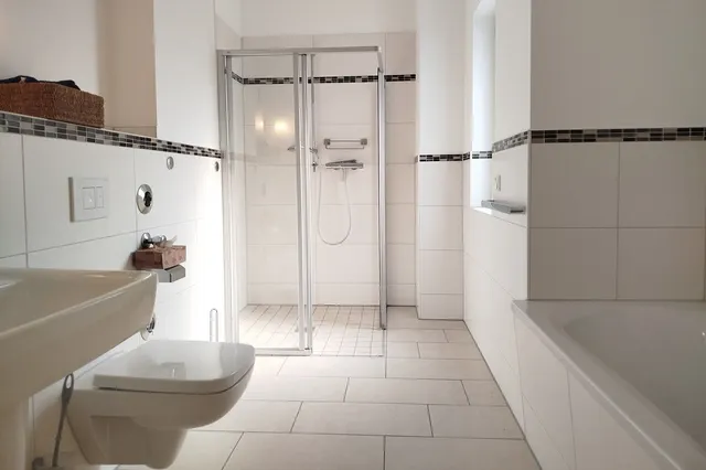 Modernes, großes Bad mit Dusche ...